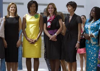 Las primeras damas se han reunido con Benedicto XVI en Roma. A la cita ha faltado Carla Bruni, esposa del presidente francés Nicolas Sarkozy, que ha preferido visitar las tiendas de los desplazados del terremoto