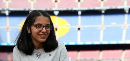 Nujeen Mustafá posa en el Camp Nou tras la presentación de la Campaña de Navidad del Barcelona que protagoniza.