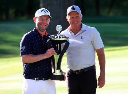 Grace, a la izquierda, junto a Greg Norman, consejero delegado de LIV Golf.