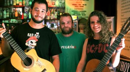 El Niño de la Hipoteca con los dos ganadores de la Operación Guitarra.
