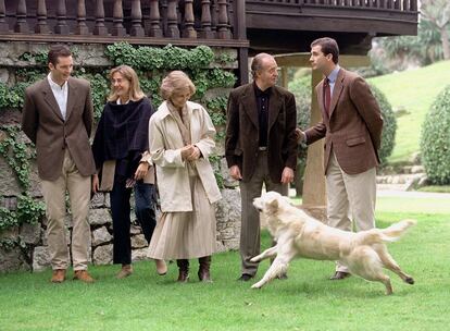 De izda. a dcha., Iñaki Urdangarin, la infanta Cristina, la reina doña Sofía, Don Juan Carlos I y el príncipe Felipe en una foto de familia, el 24 de diciembre de 1997.