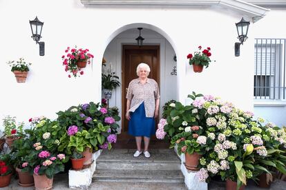 Juana Falcón, de 86 años, en la puerta de su casa en la colonia Campamento.