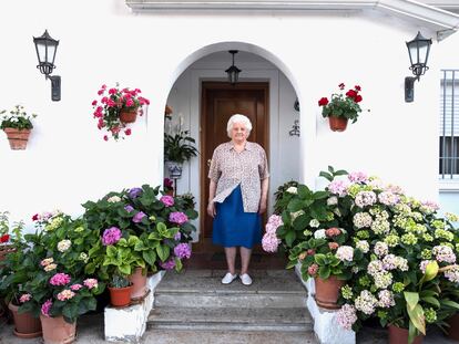 Juana Falcón, de 86 años, en la puerta de su casa en la colonia Campamento.
