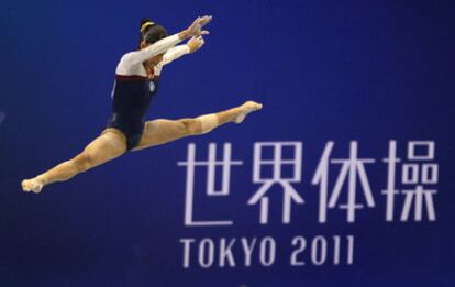 Una gimnasta guatemalteca realizada un ejercicio.