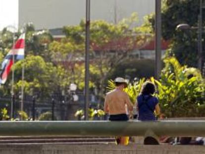 El turismo es uno de los principales motores de la economía de Costa Rica, un país de 4,7 millones de habitantes que en 2013 recibió a 2,34 millones de turistas extranjeros que generaron divisas por alrededor de 2.300 millones de dólares. EFE/Archivo