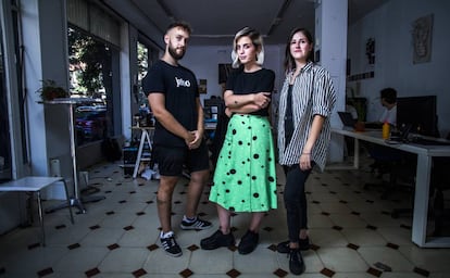 Miembros del Espacio Carnicería, en su local en Vistalegre. De izquierda a derecha, Niko Barrena, Helena Gallego e Iris Hernandez.