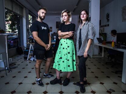 Miembros del Espacio Carnicería, en su local en Vistalegre. De izquierda a derecha, Niko Barrena, Helena Gallego e Iris Hernandez.