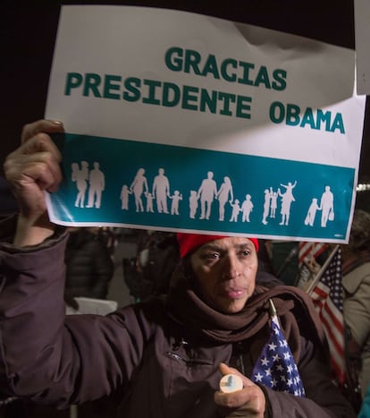 Una mujer da las gracias a través de una pancarta por el anuncio hecho por el Presdiente Obama sobre la regularización de millones de inmigrantes indocumentados