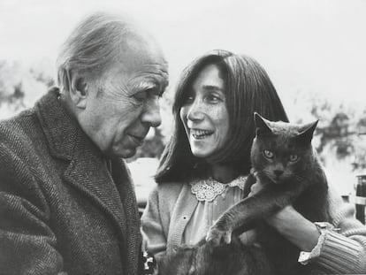Jorge Luis Borges y Mar&iacute;a Kodama, en 1970.