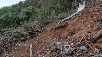 Restos del vuelo MU5735 de China Eastern después de que se estrellara en la montaña en el condado de Tengxian, en la región autónoma de Guangxi.