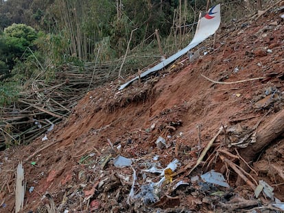 Restos del vuelo MU5735 de China Eastern después de que se estrellara en la montaña en el condado de Tengxian, en la región autónoma de Guangxi.