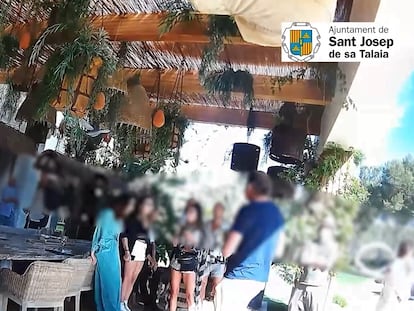 La Guardia Civil desmantela una fiesta privada en Ibiza durante el estado de alarma.