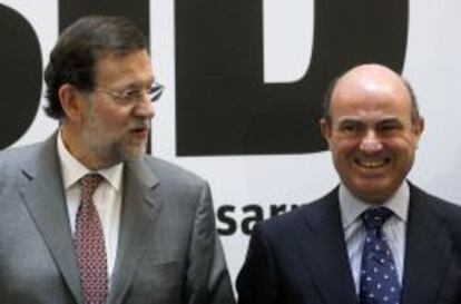 El presidente del Gobierno, Mariano Rajoy, con el ministro de Economía, Luis de Guindos.