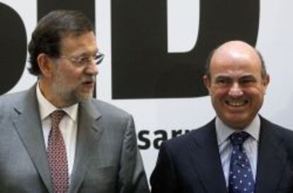 El presidente del Gobierno, Mariano Rajoy, con el ministro de Econom&iacute;a, Luis de Guindos.