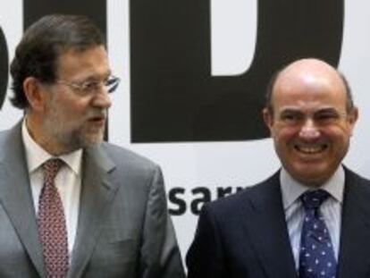 El presidente del Gobierno, Mariano Rajoy, con el ministro de Econom&iacute;a, Luis de Guindos.