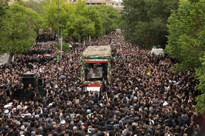 Miles de personas participan en la ceremonia fúnebre para las víctimas de un accidente de helicóptero del pasado domingo.