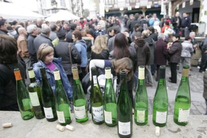 Feria de 'txakoli' en la localidad guipuzcoana de Getaria, donde reside una de las tres denominaciones de origen.