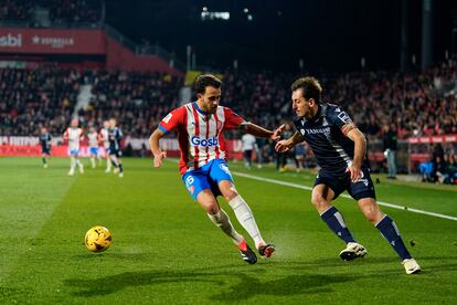 Oyarzabal ante Eric García, en el partido entre el Girona y la Real Sociedad en Montilivi.