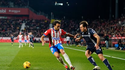 Oyarzabal ante Eric García, en el partido entre el Girona y la Real Sociedad en Montilivi.