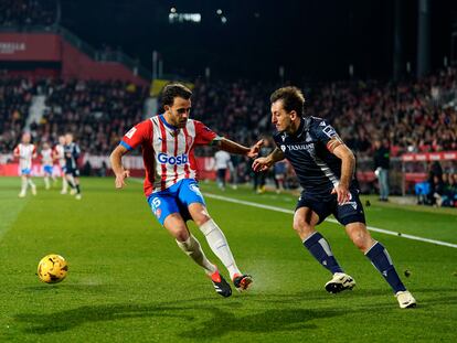 Oyarzabal ante Eric García, en el partido entre el Girona y la Real Sociedad en Montilivi.