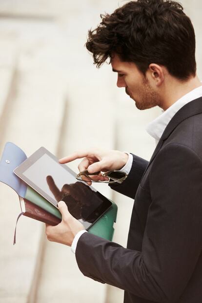 La tableta iPad de&nbsp;Apple de 9 pulgadas (desde 499 euros).
 Traje de chaqueta azul marino de Acne para Mini, camisa blanca de Uniqlo, gafas de&nbsp;sol de &Oacute;ptica Toscana y portatableta de&nbsp;napa bicolor de Loewe. 