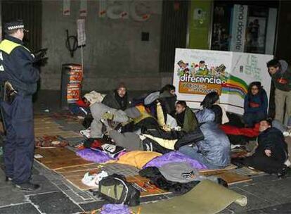 Los activistas pernoctan en plena calle en el centro de Madrid para reclamar viviendas dignas.