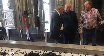 El Diputado General de Álava, Ramiro González y el presidente de Araex en la bodega Lar de Paula.