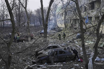 Empleados de emergencias ucranios trabajan al lado del hospital de maternidad dañado por el bombardeo en Mariupol, Ucrania.