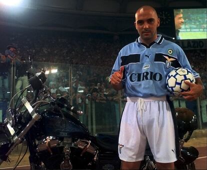 De la Peña, junto a uno moto, en partido de exhibición del Lazio en 1998, año en el que fichó por el club italiano.