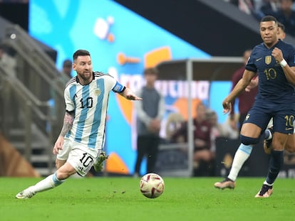 Lionel Messi y Kylian Mbappé disputan el balón durante la final del Mundial de Qatar 2022 entre Argentina y Francia el pasado domingo.