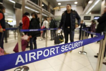 Un control de seguridad, en Heathrow.