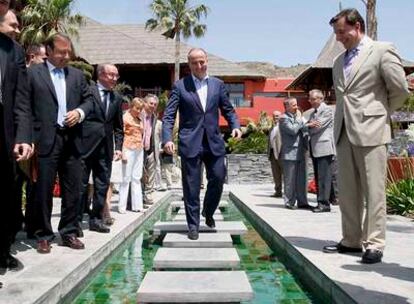 El ministro Miguel Sebastián con los empresarios del sector turístico, ayer en Benidorm.