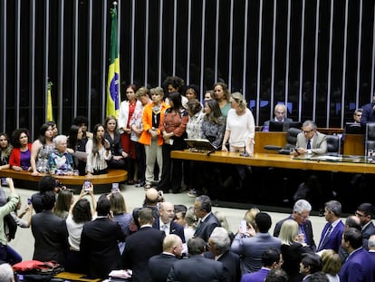 Fernanda Melchionna, rodeada de outras deputadas, discursa no plenário da Câmara em fevereiro passado.