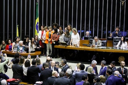 Fernanda Melchionna, rodeada de outras deputadas, discursa no plenário da Câmara em fevereiro passado.