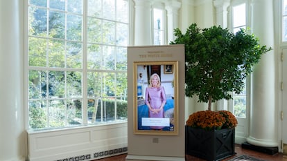 La primera dama de Estados Unidos, Jill Biden, da la bienvenida a la visita a la Casa Blanca desde una pantalla.