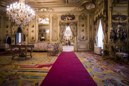 El salón amarillo mantiene las enteladas de 1900 con sedas amarillas de Lyon y pinturas de Vicente Palmaroli. Al fondo, el sofá donde se sentaba la reina Isabel II.