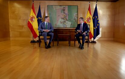 El presidente del Gobierno en funciones y secretario general del PSOE, Pedro Sánchez (izquierda), y el presidente del PP, Alberto Núñez Feijóo, este lunes en el Congreso.