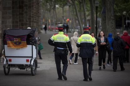 Una pareja de Mossos en una imagen de archivo.