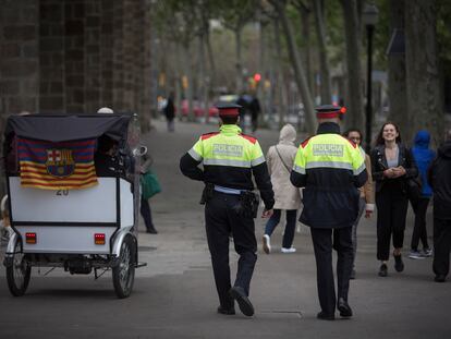 Una pareja de Mossos en una imagen de archivo.