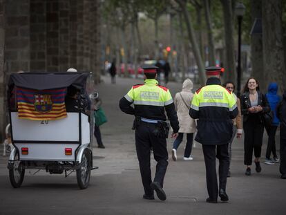 Una pareja de Mossos en una imagen de archivo.