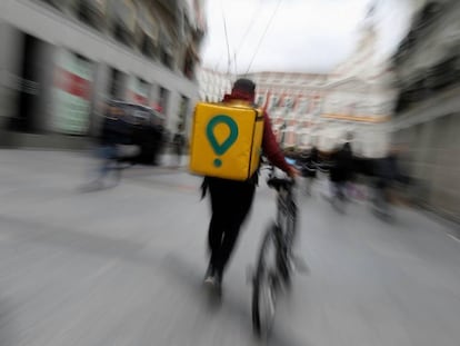 Un repartidor de Glovo en bicicleta en el centro de Madrid. 