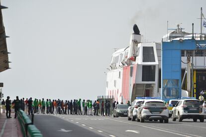 Unas 550 personas que habían llegado a la isla de El Hierro han sido trasladadas este sábado, en un barco fletado por la Administración Central a Tenerife. 
