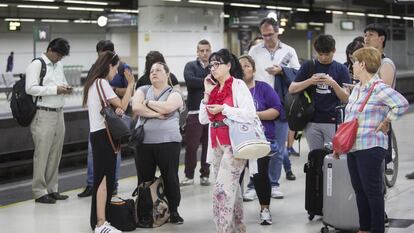 Un grupo de afectados por los retrasos de la red de Rodalies el pasado junio.