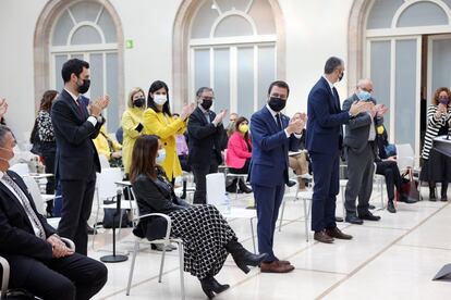 El candidato de ERC a la presidencia de la Generalitat, Pere Aragonès (centro), recibe el aplauso de sus compañeros tras su primera intervención en el segundo debate de su investidura, este martes en el Parlament.