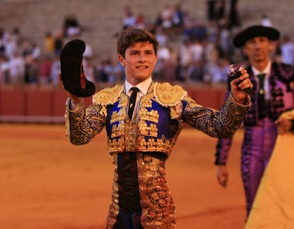 Aarón Palacio pasea una de las dos orejas que cortó en La Maestranza.