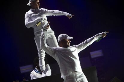 GRA421. BENICÀSSIM (CASTELLÓN), 14/07/2016.- La banda electrónica estadounidense "Major Lazer", principal atractivo de la primera jornada, durante el concierto ofrecido esta noche en el escenario principal del Festival Internacional de Benicàssim (FIB), en Castellón. EFE/Domenech Castelló