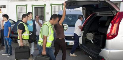 Miembros de la Policía Científica, tras recoger pruebas en el domicilio de Ubrique donde fueron asesinados dos hermanos.