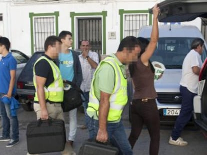 Miembros de la Polic&iacute;a Cient&iacute;fica, tras recoger pruebas en el domicilio de Ubrique donde fueron asesinados dos hermanos.