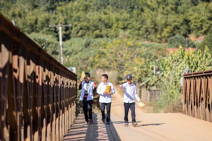 Los profesores de la escuela de Pangsa, al norte de Laos, han notado los efectos desde que los servicios de planificación familiar están disponibles en la clínica de la aldea. Ahora tienen 75 estudiantes. Hace tres años, aseguran que eran 200. 