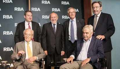 Oriol Bohigas, sentado a la izquierda, acompa&ntilde;ado de los alcaldes Jordi Hereu, Xavier Trias y Narc&iacute;s Serra y Pasqual Maragall y el editor de RBA Ricardo Rodrigo, durante la presentaci&oacute;n de su libro de memorias. 